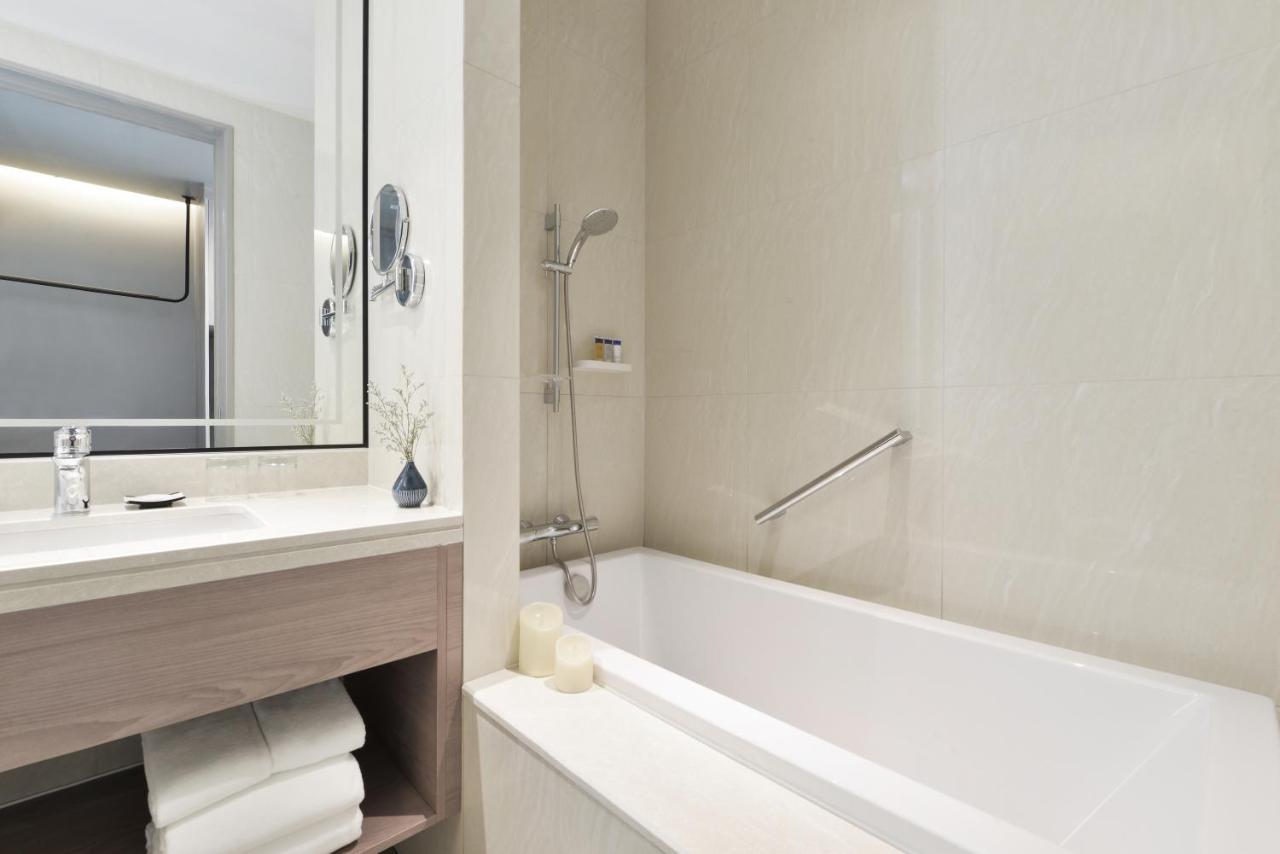 Centre Point Hotel Terminal21 Korat Nakhon Ratchasima Ngoại thất bức ảnh Bathroom