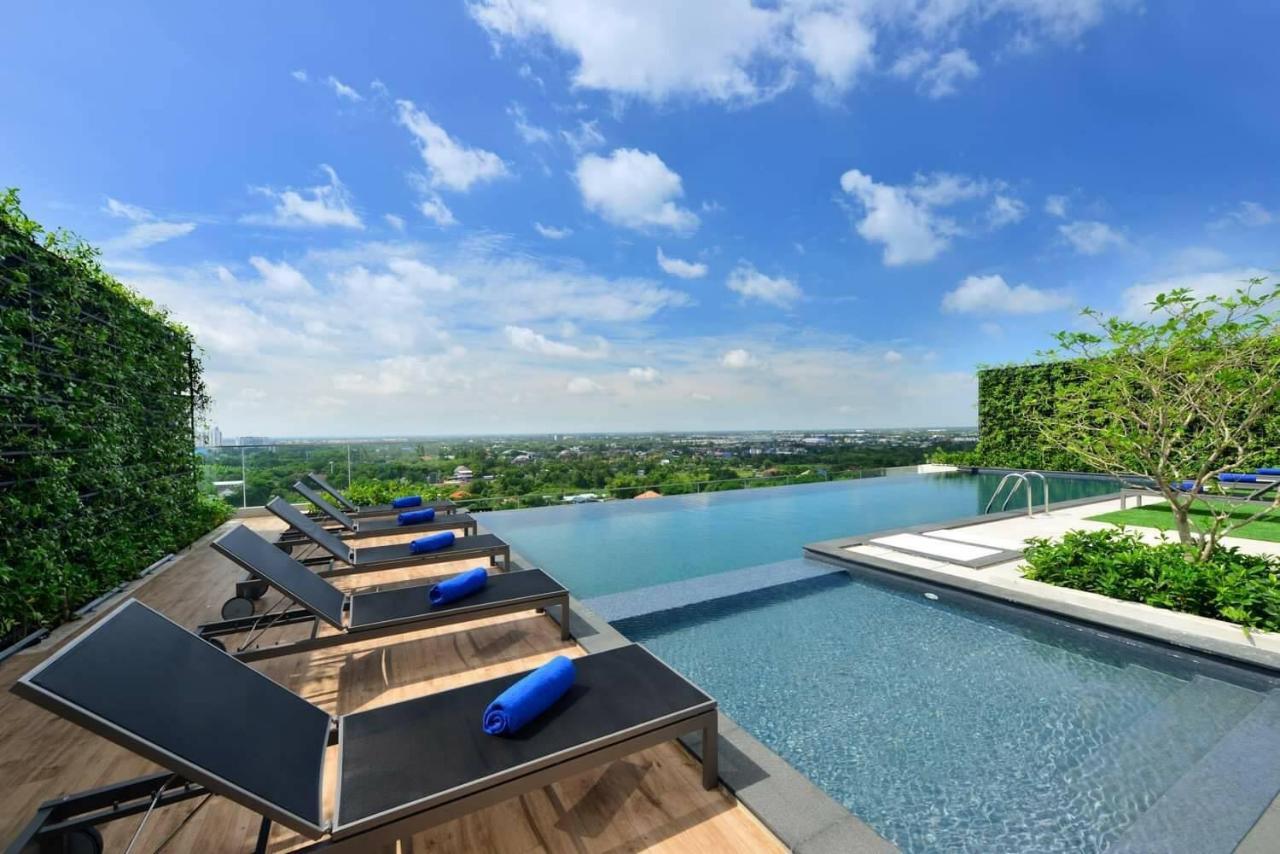 Centre Point Hotel Terminal21 Korat Nakhon Ratchasima Ngoại thất bức ảnh Infinity pool at the hotel