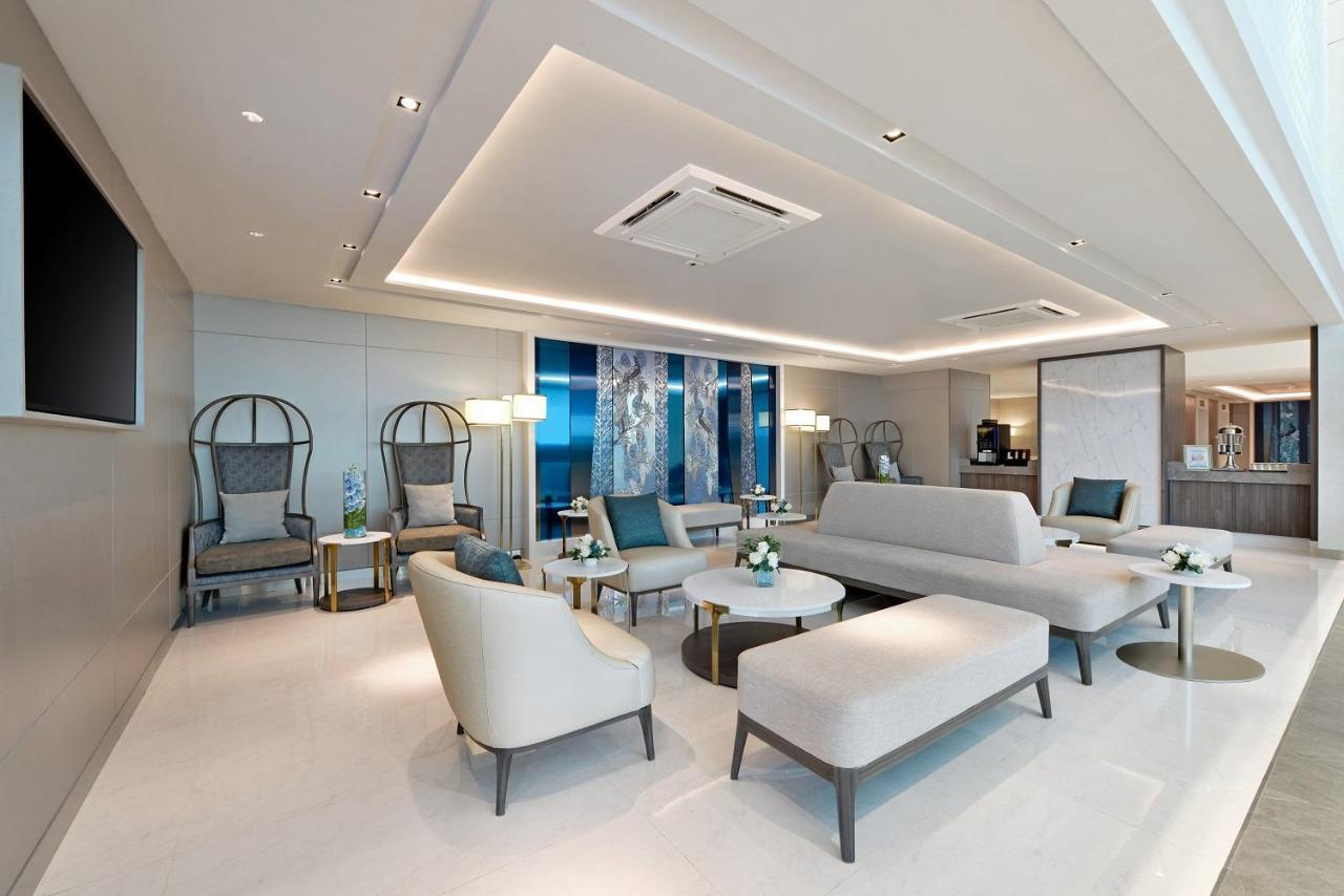 Centre Point Hotel Terminal21 Korat Nakhon Ratchasima Ngoại thất bức ảnh The Royal Wing Suites & Spa