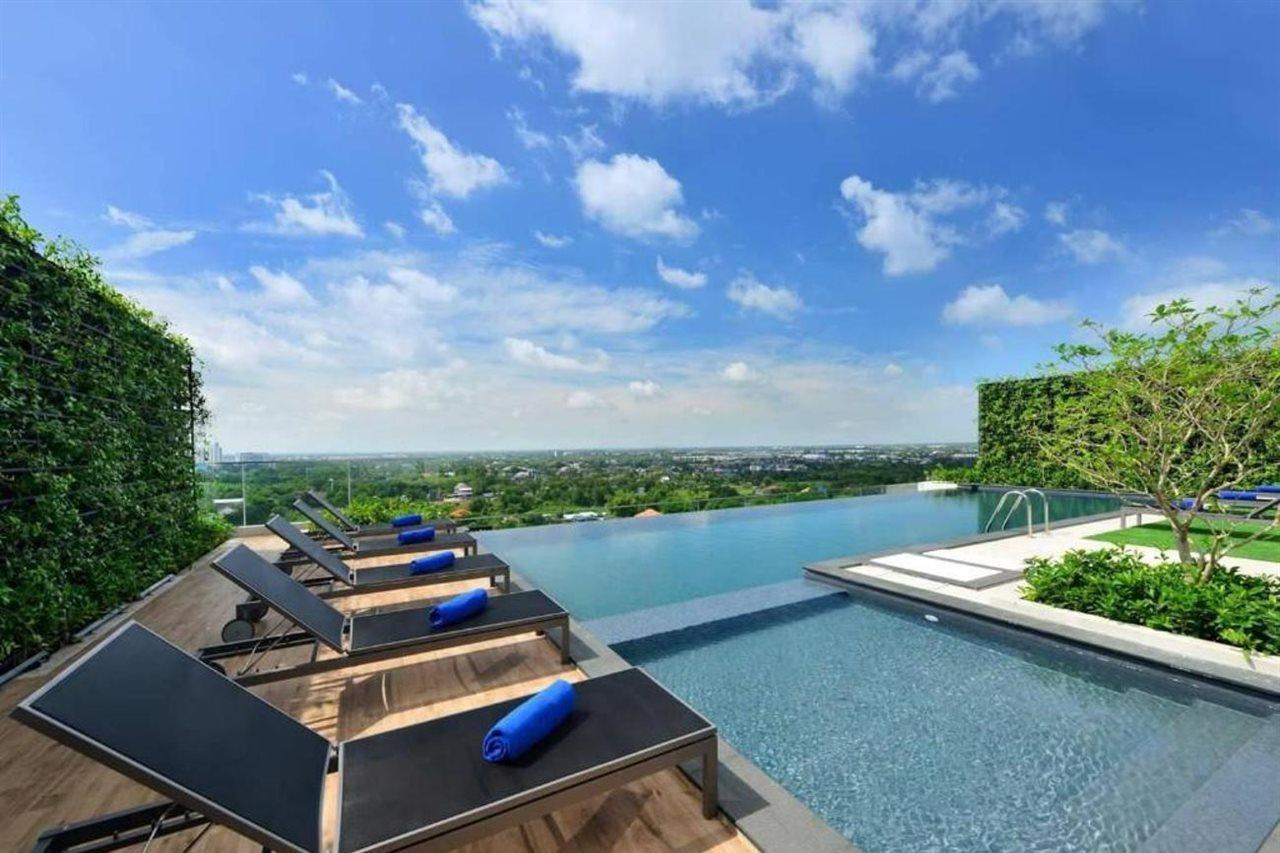 Centre Point Hotel Terminal21 Korat Nakhon Ratchasima Ngoại thất bức ảnh Infinity pool at the hotel