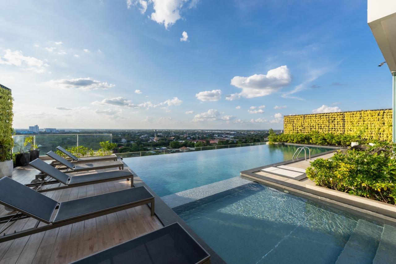 Centre Point Hotel Terminal21 Korat Nakhon Ratchasima Ngoại thất bức ảnh Infinity pool at the rooftop