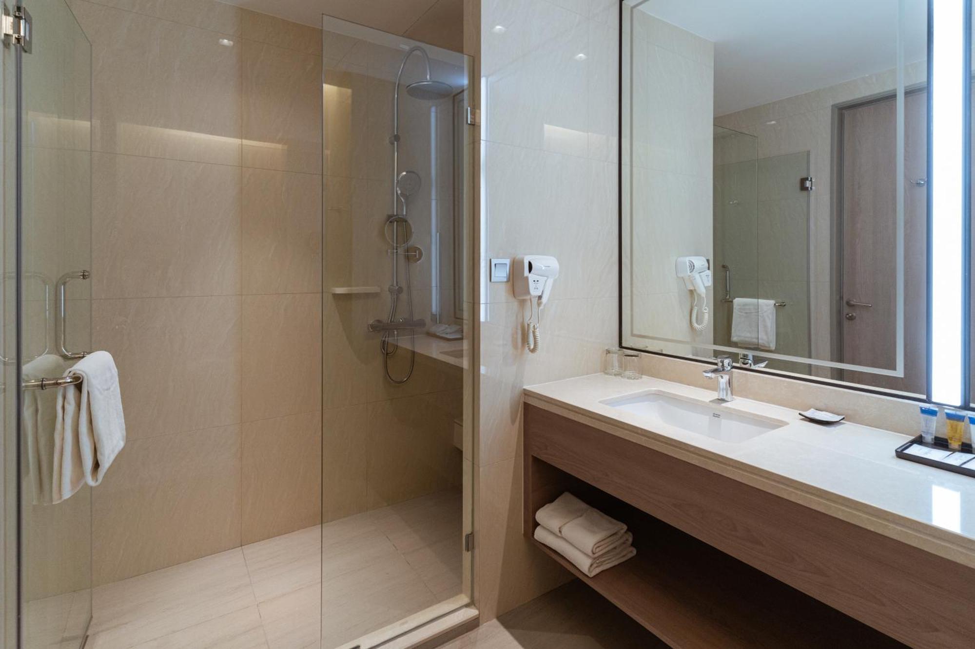 Centre Point Hotel Terminal21 Korat Nakhon Ratchasima Ngoại thất bức ảnh A shower enclosure in a hotel bathroom