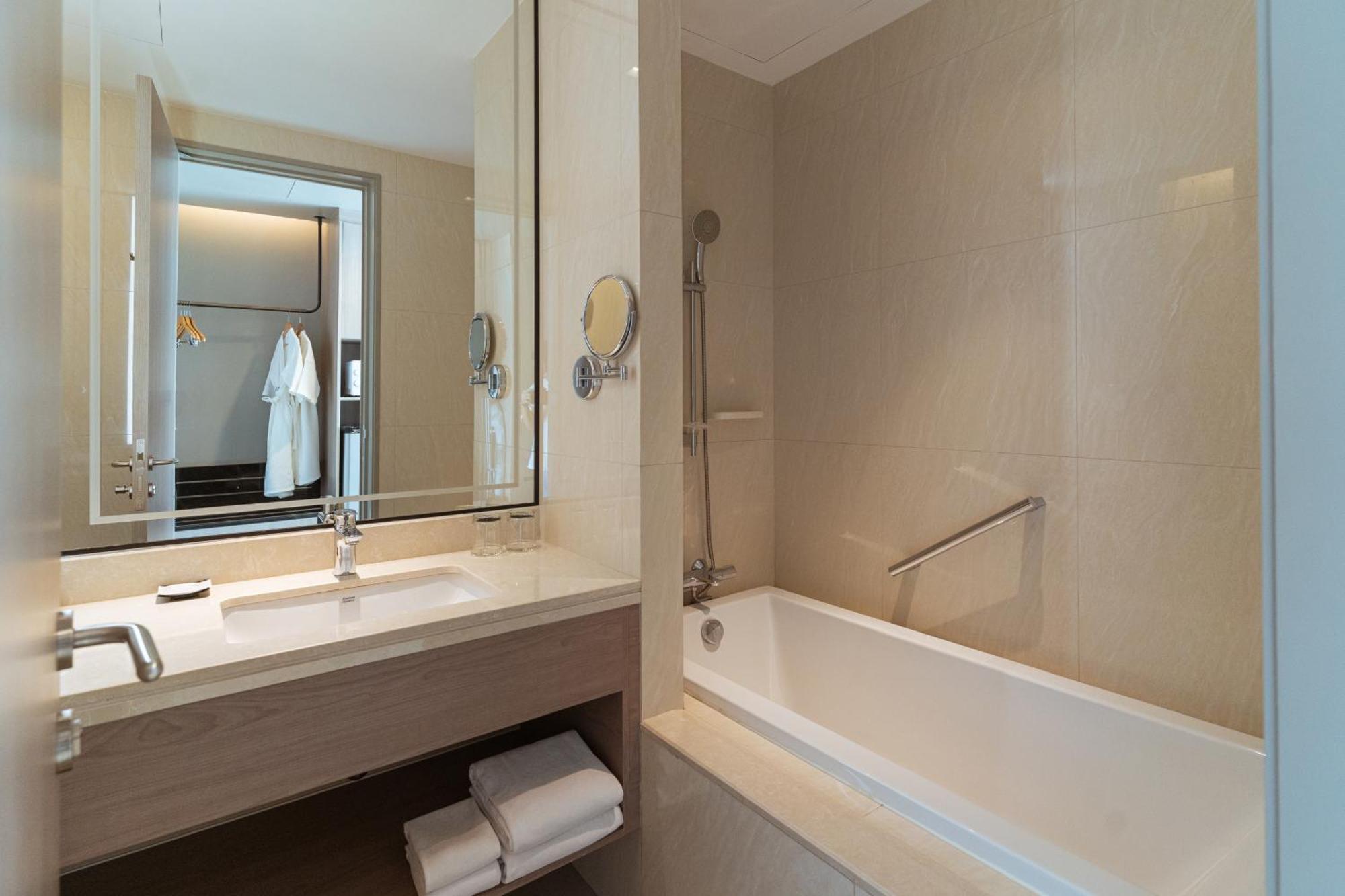 Centre Point Hotel Terminal21 Korat Nakhon Ratchasima Ngoại thất bức ảnh Bathroom