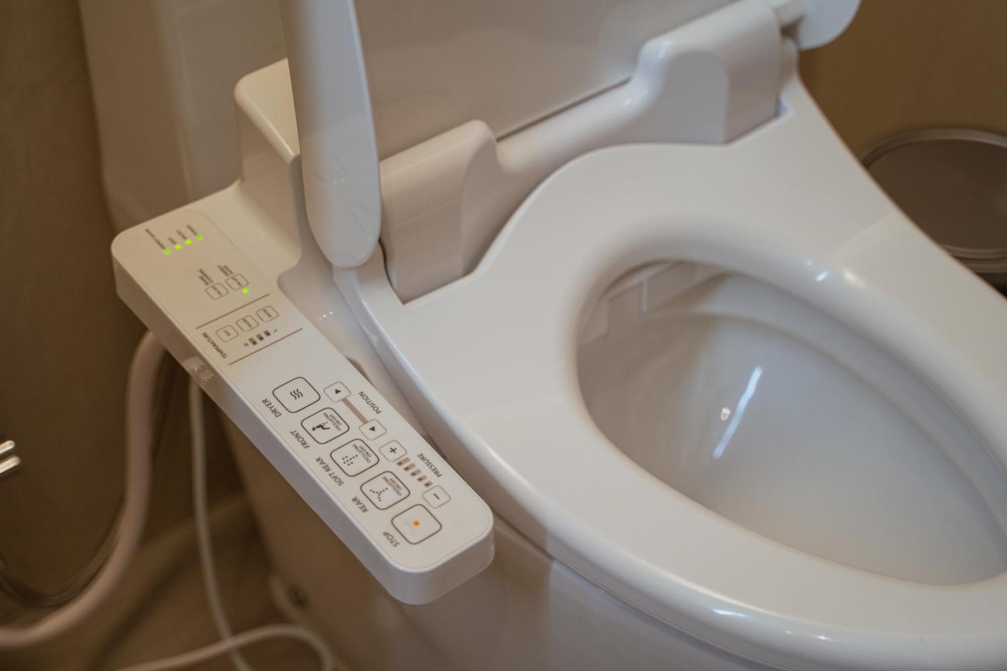 Centre Point Hotel Terminal21 Korat Nakhon Ratchasima Ngoại thất bức ảnh A modern Japanese toilet with bidet and heated seat