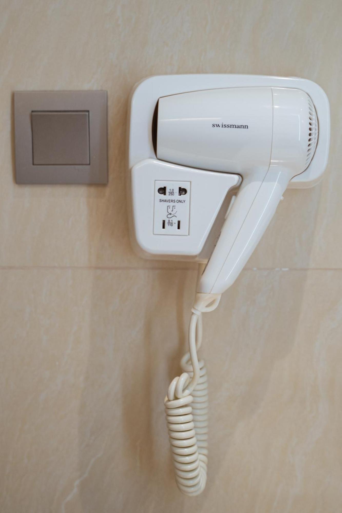 Centre Point Hotel Terminal21 Korat Nakhon Ratchasima Ngoại thất bức ảnh A wall-mounted hair dryer